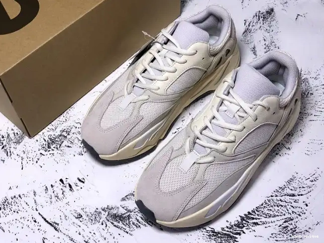 hype Adidas 700 Boost Analog EG7596 Yeezy 0608